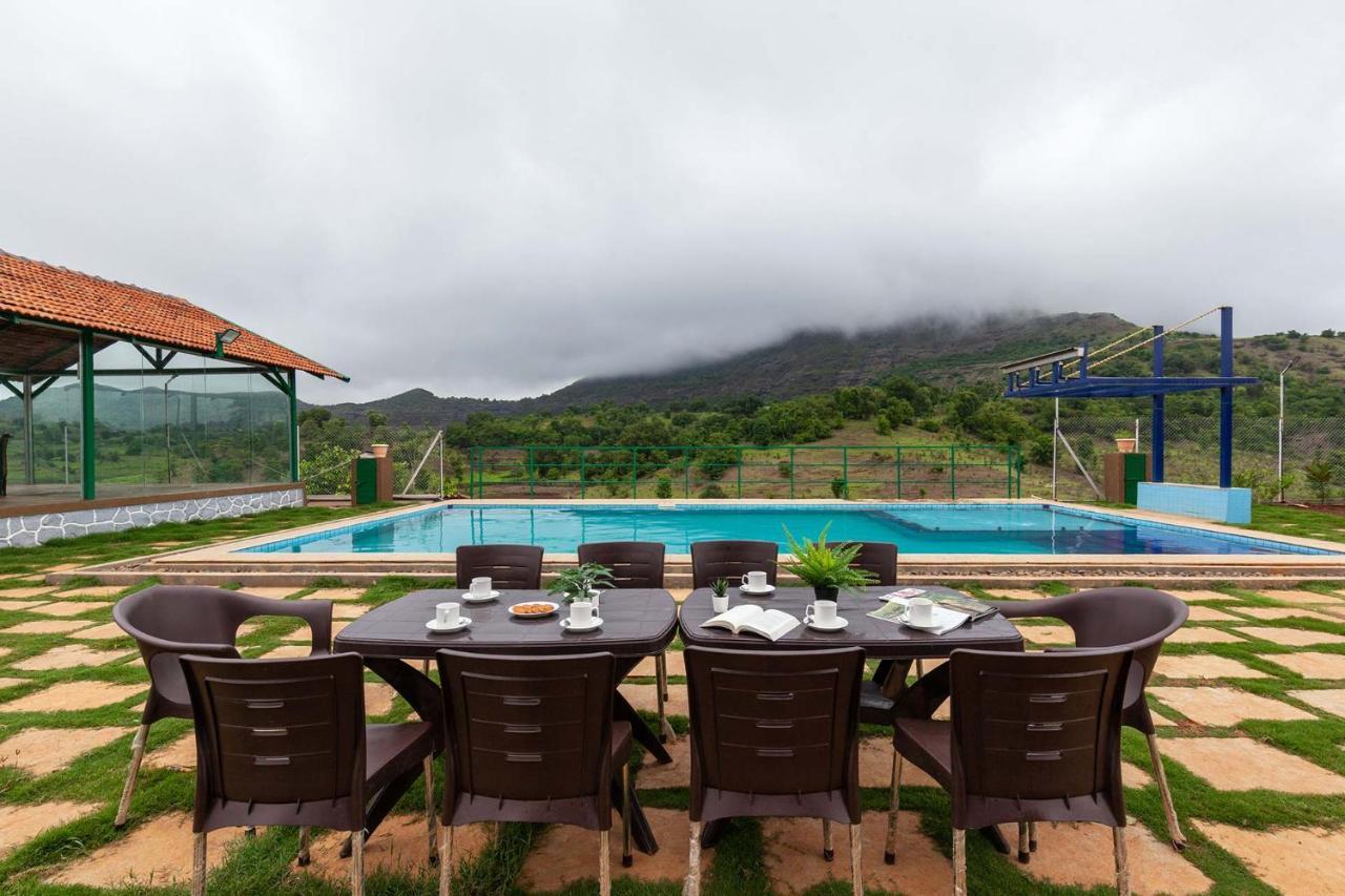 Stayvista'S Ficus Farms - Mountain-View Haven With Rustic Artsy Interiors, Outdoor Pool, Glasshouse, Home Theatre & Karaoke Delight Игатпури Экстерьер фото