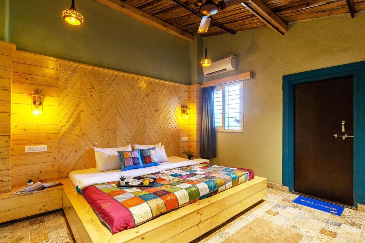 Stayvista'S Ficus Farms - Mountain-View Haven With Rustic Artsy Interiors, Outdoor Pool, Glasshouse, Home Theatre & Karaoke Delight Игатпури Экстерьер фото