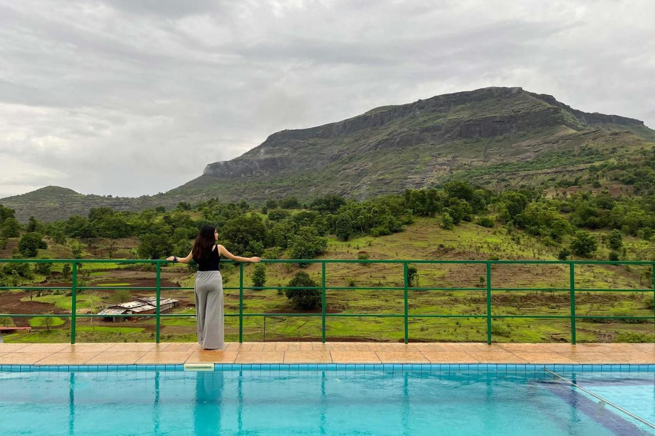 Stayvista'S Ficus Farms - Mountain-View Haven With Rustic Artsy Interiors, Outdoor Pool, Glasshouse, Home Theatre & Karaoke Delight Игатпури Экстерьер фото