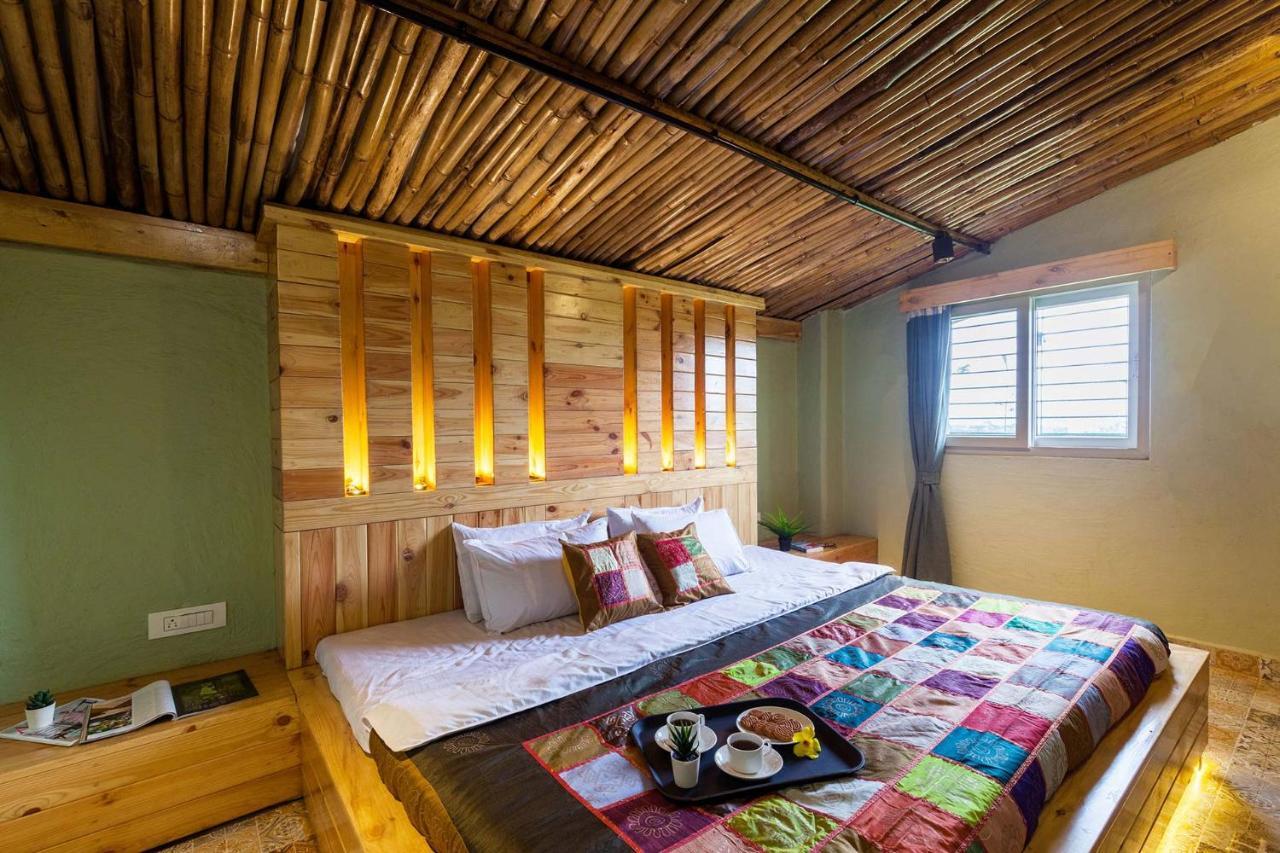 Stayvista'S Ficus Farms - Mountain-View Haven With Rustic Artsy Interiors, Outdoor Pool, Glasshouse, Home Theatre & Karaoke Delight Игатпури Экстерьер фото
