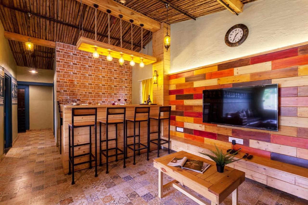 Stayvista'S Ficus Farms - Mountain-View Haven With Rustic Artsy Interiors, Outdoor Pool, Glasshouse, Home Theatre & Karaoke Delight Игатпури Экстерьер фото