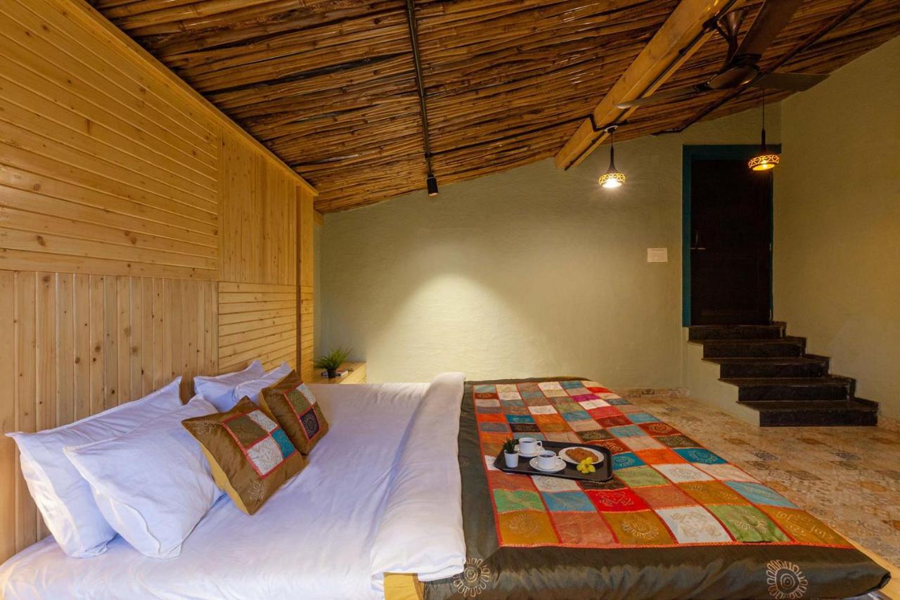 Stayvista'S Ficus Farms - Mountain-View Haven With Rustic Artsy Interiors, Outdoor Pool, Glasshouse, Home Theatre & Karaoke Delight Игатпури Экстерьер фото