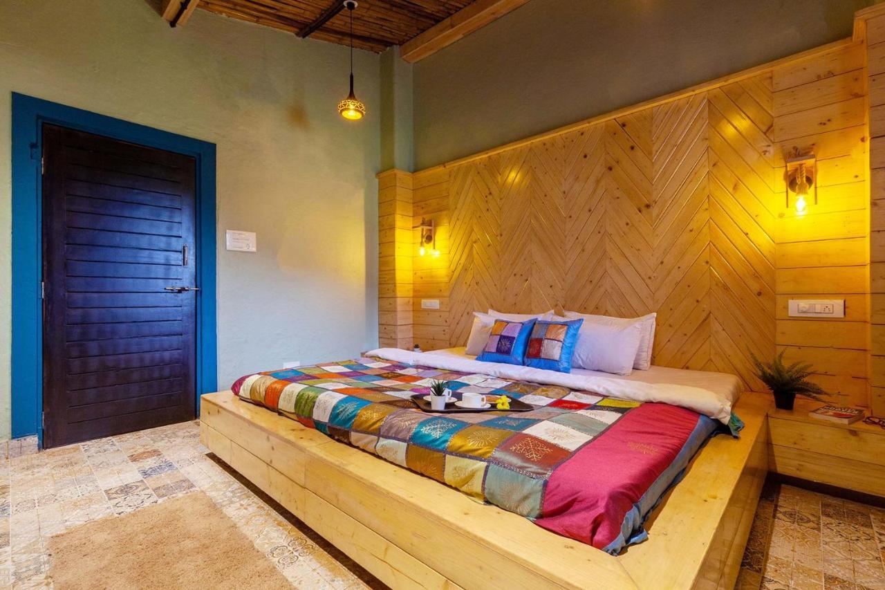 Stayvista'S Ficus Farms - Mountain-View Haven With Rustic Artsy Interiors, Outdoor Pool, Glasshouse, Home Theatre & Karaoke Delight Игатпури Экстерьер фото
