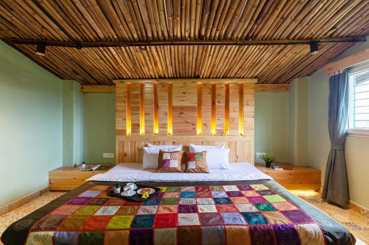 Stayvista'S Ficus Farms - Mountain-View Haven With Rustic Artsy Interiors, Outdoor Pool, Glasshouse, Home Theatre & Karaoke Delight Игатпури Экстерьер фото