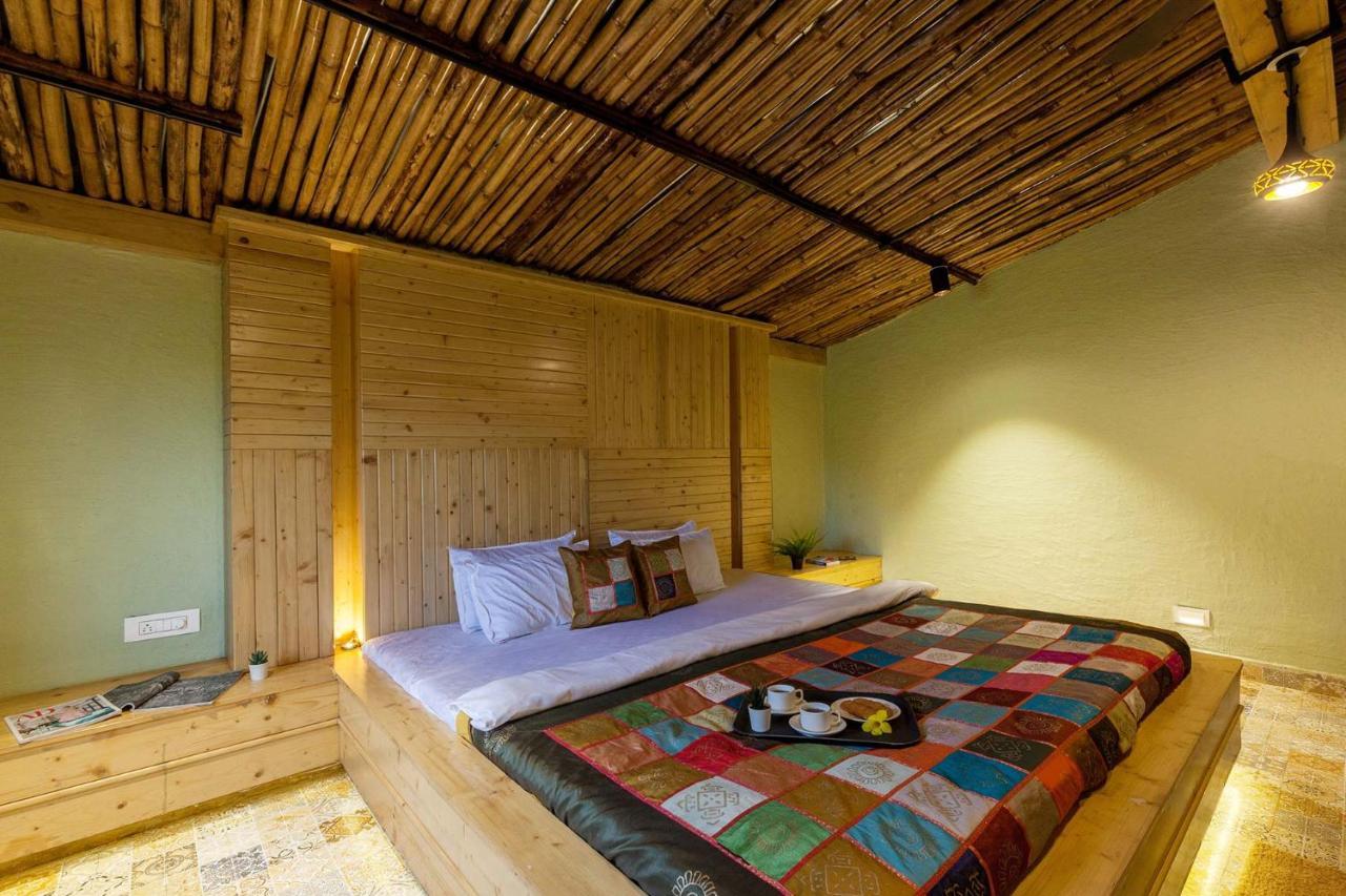 Stayvista'S Ficus Farms - Mountain-View Haven With Rustic Artsy Interiors, Outdoor Pool, Glasshouse, Home Theatre & Karaoke Delight Игатпури Экстерьер фото